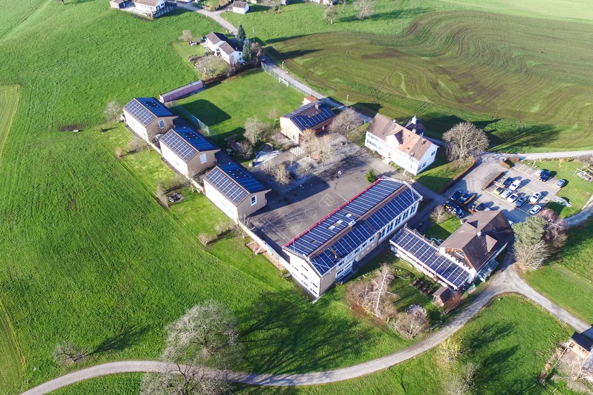 Auch die Solaranlage auf dem Schulhaus Friedheim in Bubikon wurde via Solarify finanziert. Solarpanels auf dem Dach des Schulhauses Friedheim in Bubikon.